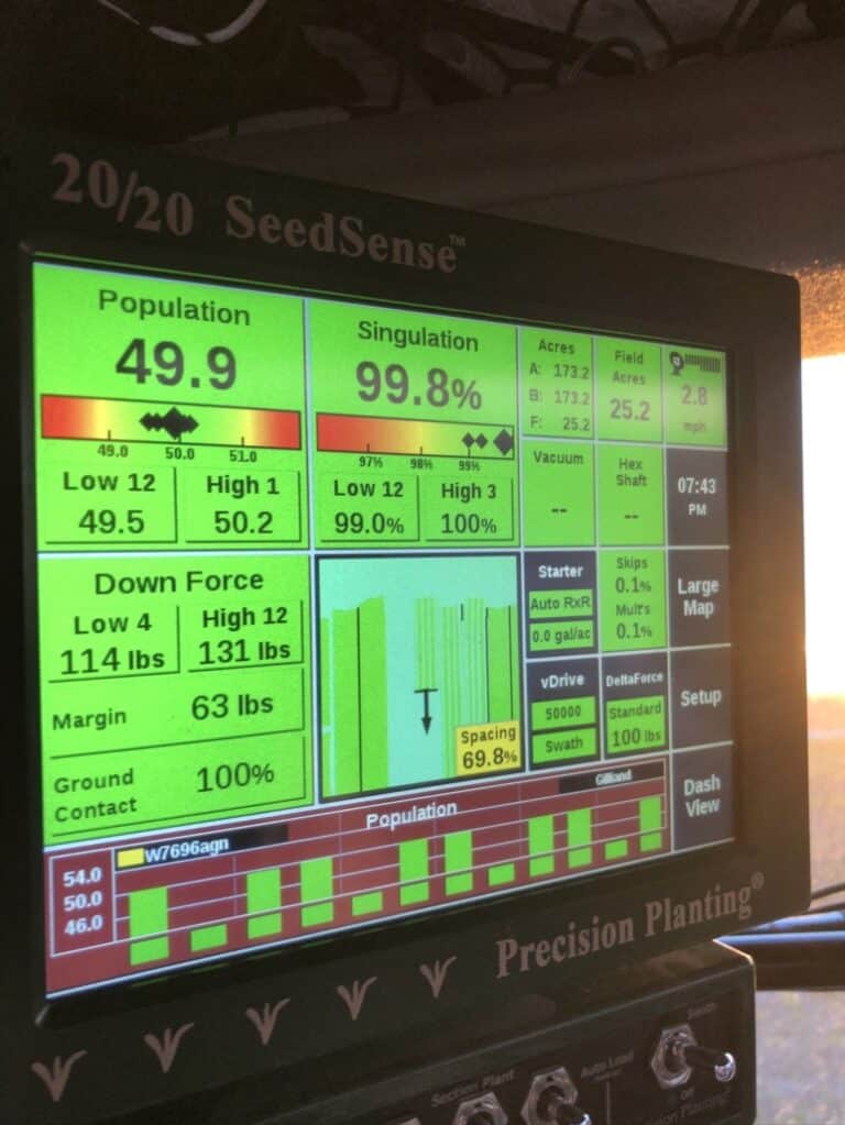 Monitor of a combine showing the important data that is important from harvest.